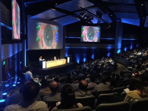 Auditório cheio para cirurgia ao vivo do congresso de oftalmologia da USP-SP 2015