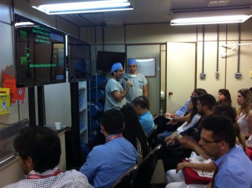 Dr. Flavio resonde perguntas dos alunos após cirurgia ao vivo do curso de catarata da USP-SP 2014