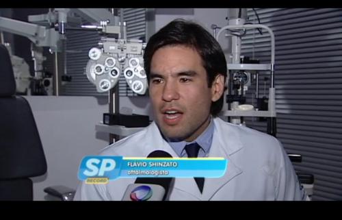 Dr Flavio durante transmissão ao vivo da cirurgia para o congresso de oftalmologia da USP-SP 2015