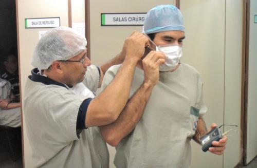 Dr Shinzato se prepara para cirurgia ao vivo no congresso de oftalmologia da USP 2012